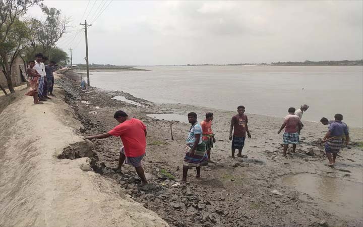 সাতক্ষীরা আশাশুনিতে বেড়িবাঁধে ধস, আতঙ্কিত বাসিন্দারা